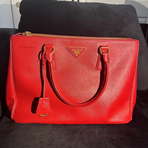 PRADA - Picture 1 of 7
